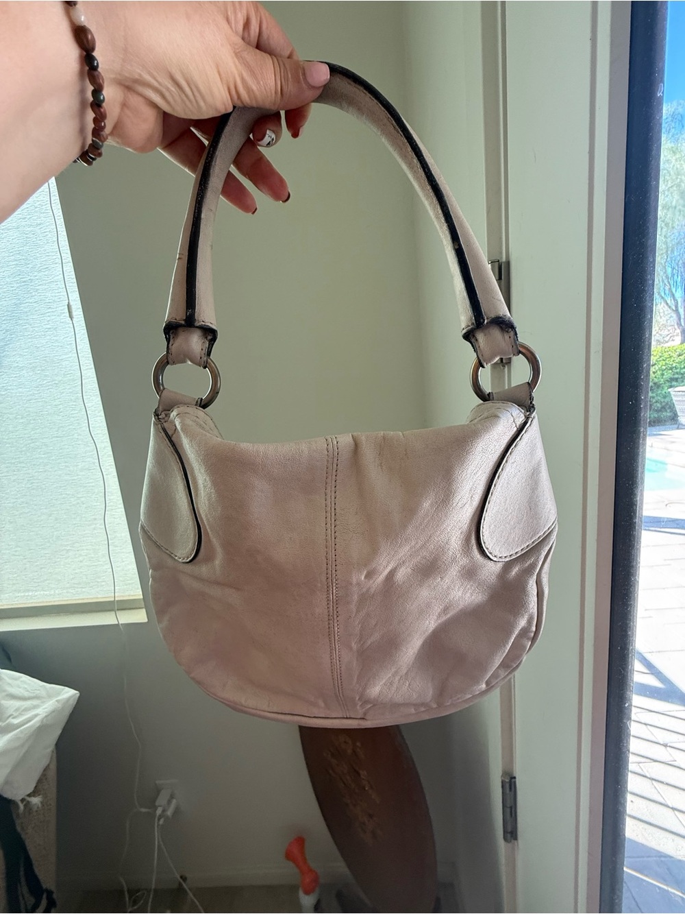 Salvatore Ferragamo Cream Leather Shoulder Bag with Ring Closure - Picture 8 of 9